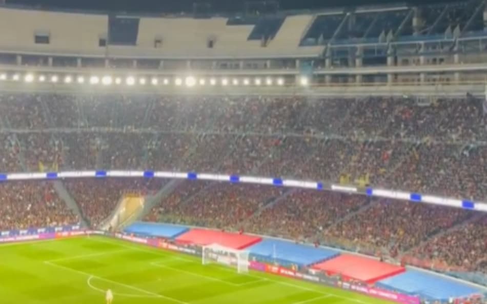 Torcedores do Barcelona provocam Real Madrid no Camp Nou; veja