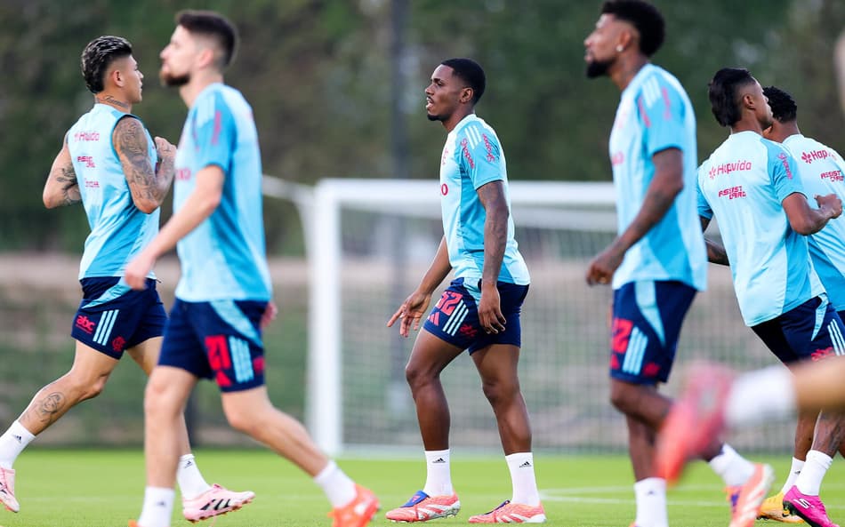Treino do Flamengo tem elenco 'quase' completo pela primeira vez no Catar