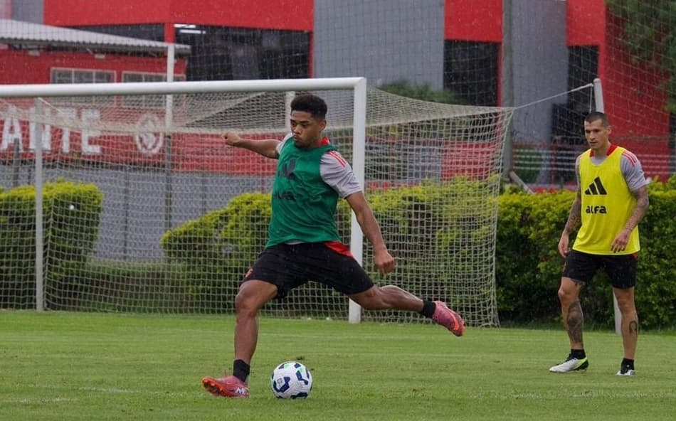 Victor Gabriel e Alan Benítez, do Internacional