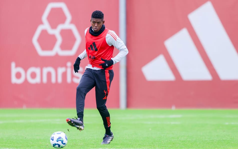 Vitão, zagueiro do Internacional, em treino no CT Parque Gigante