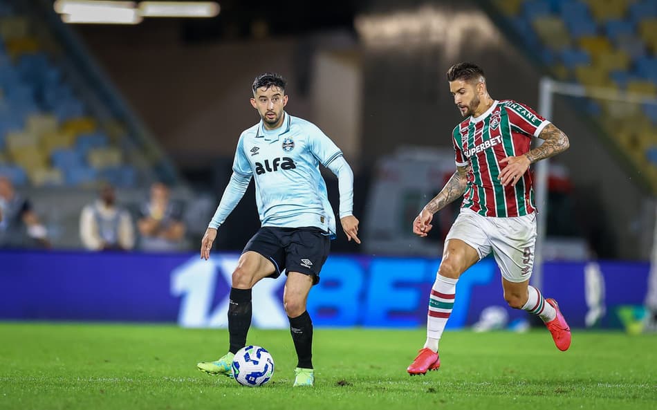 Villasanti com a bola na derrota do Grêmio para o Fluminense. (Foto: Lucas Uebel/Grêmio FBPA)