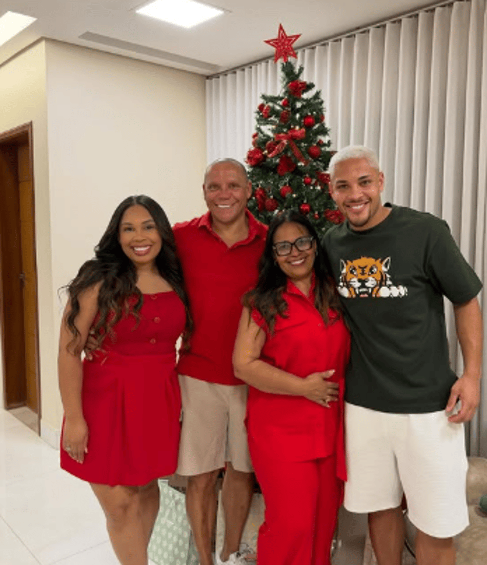 Vitor Roque passa natal com a família