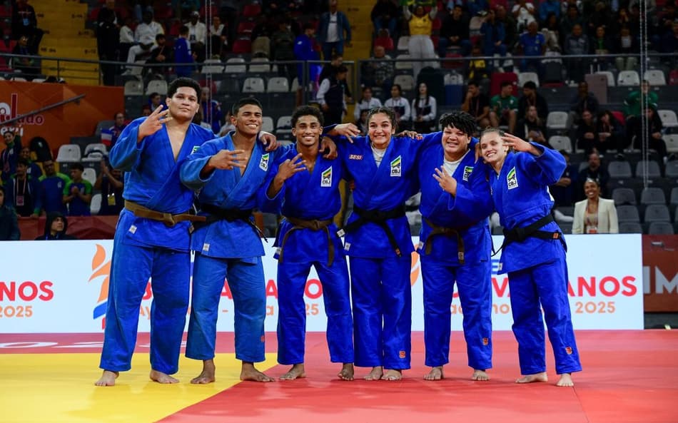Judocas brasileiros venceram o Uzbequistão por 4 a 3 e conquistaram o bronze na disputa de equipes mistas (Foto: IJF)