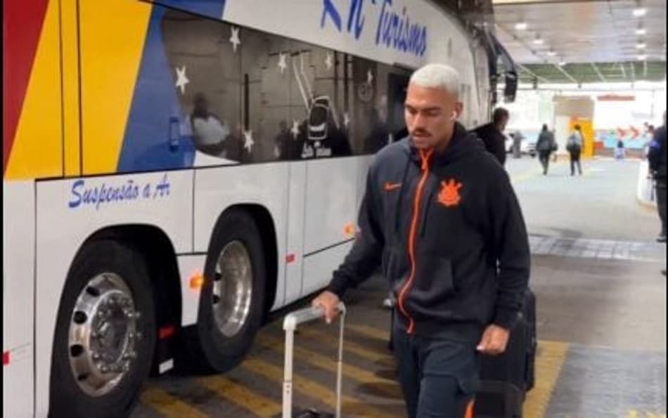 Corinthians é recebido com faixas de protesto e sal grosso em Belo Horizonte