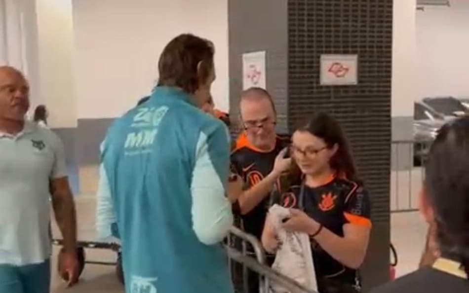 Cássio atendeu torcedores do Corinthians (Foto: Reprodução/LANCE!)