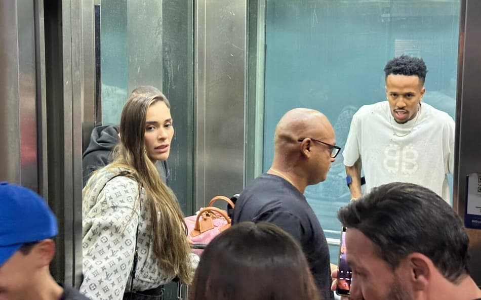 Eder Militão desembarca no Rio de Janeiro (Foto: Lucas Bayer / Lance!)