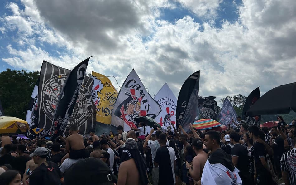 Torcida do Corinthians foi ao CT apoiar o elenco antes da final (Foto: Guilherme Lesnok/ LANCE!)