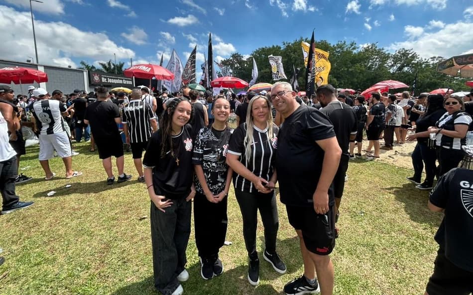 Isabella, Beatriz, Elisabeth e Claudemir (Foto: Guilherme Lesnok/ LANCE!)
