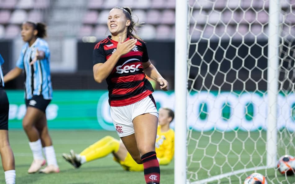 Brendha comemora gol.