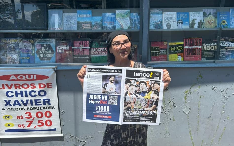 Elaine Ribeiro, torcedora do Corinthians, com a revista-pôster do LANCE! (Foto: Guilherme Lesnok/LANCE!)