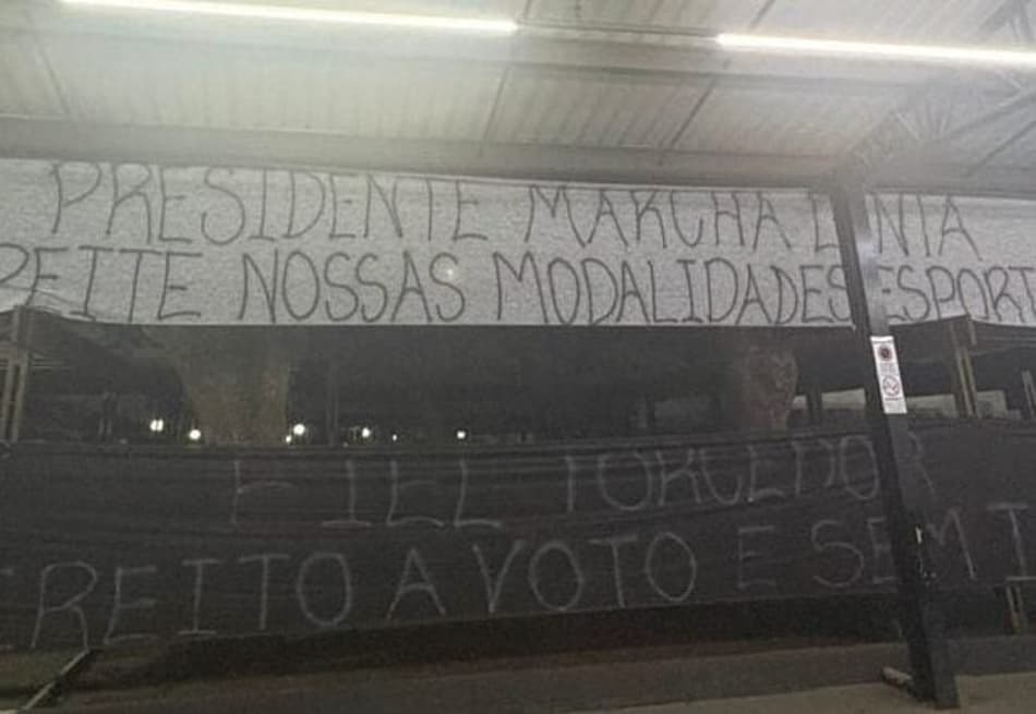 Sócios protestam no Parque São Jorge e criticam Stabile