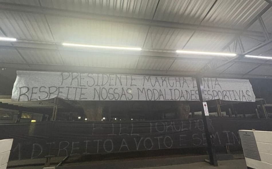 Faixas de protestos no Parque São Jorge (Foto: Reprodução)