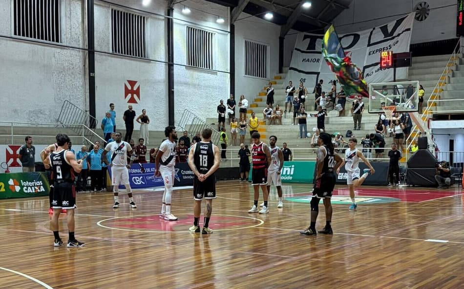 Vasco e Flamengo se enfrentam em São Januário (Foto: Pedro Bernarndo/Lance!)