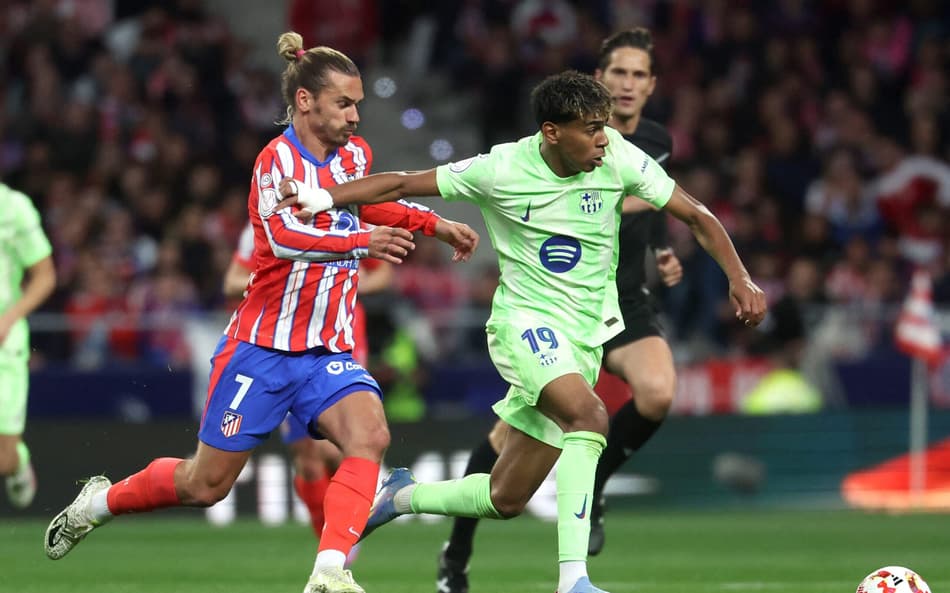 Yamal conduz a bola marcado por Griezmann em Atlético de Madrid x Barcelona