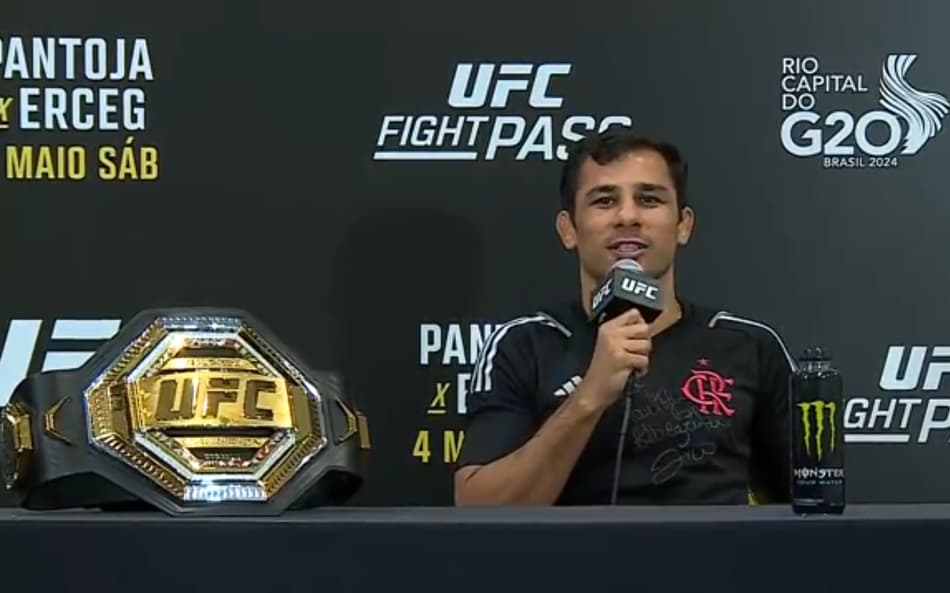 Alexandre Pantoja em entrevista do UFC com a camisa do Flamengo (Foto: Reprodução/UFC)