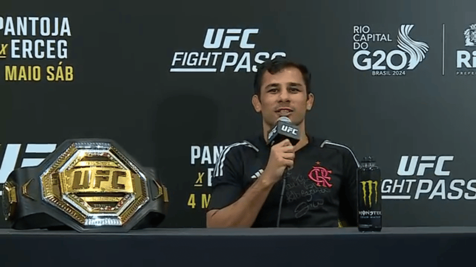 Alexandre Pantoja em entrevista do UFC com a camisa do Flamengo (Foto: Reprodução/UFC)