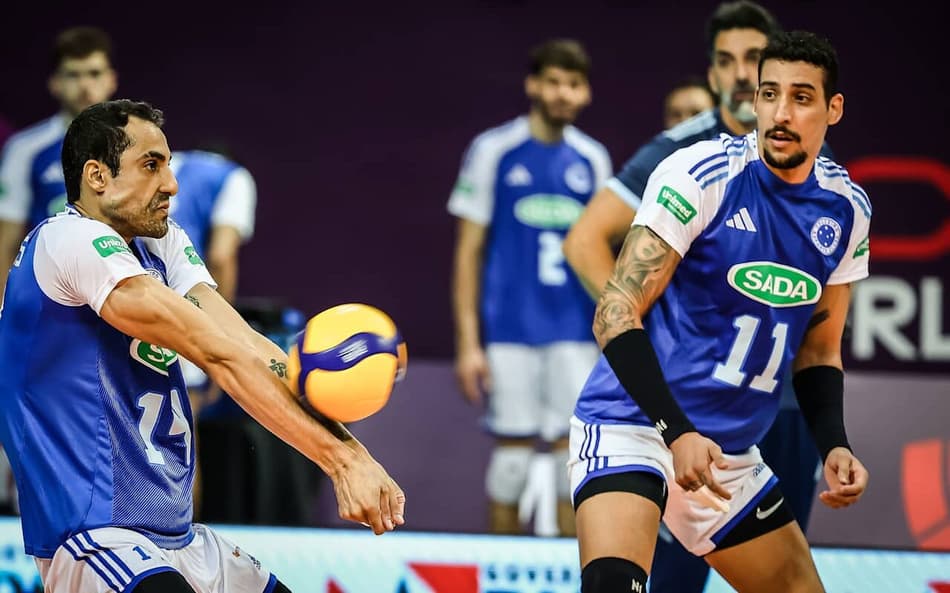 Cruzeiro em quadra contra o Perugia no Mundial de Vôlei (Foto: Volleyball World)
