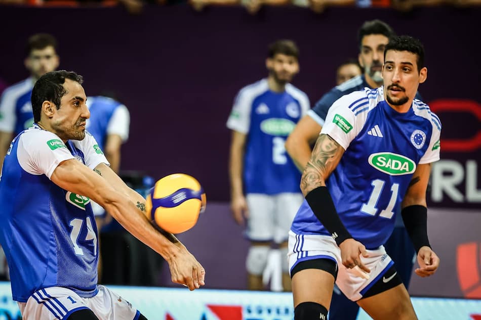 Cruzeiro em quadra contra o Perugia no Mundial de Vôlei (Foto: Volleyball World)