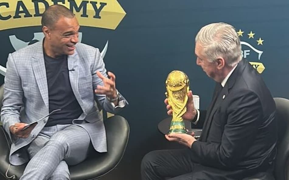 Ao lado de Denilson, Carlo Ancelotti segura a taça da Copa do Mundo