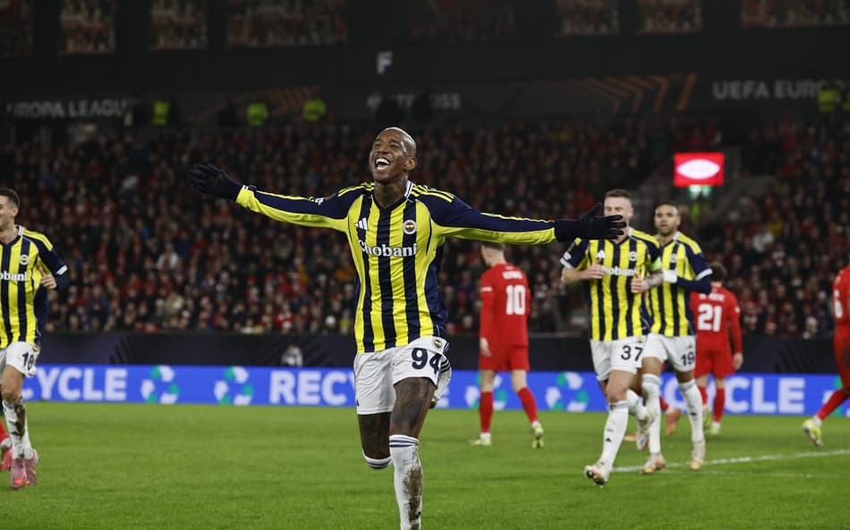 Talisca marca hat-trick e é destaque na rodada da Europa League