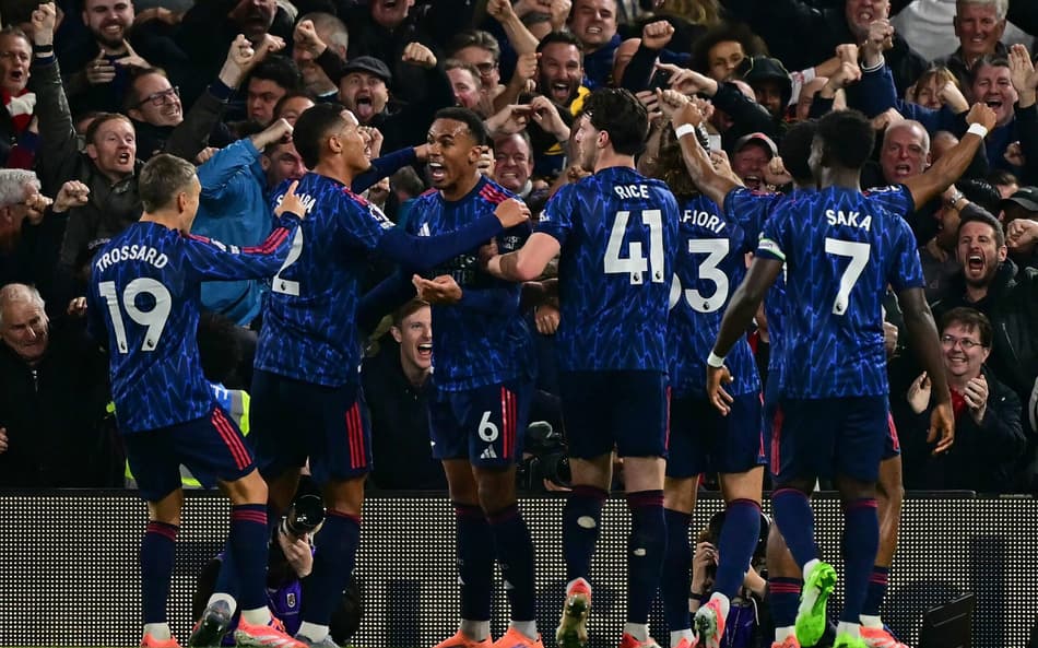 Jogadores do Arsenal comemoram gol sobre o Fulham na oitava rodada da Premier League (Foto: Ben STANSALL / AFP)