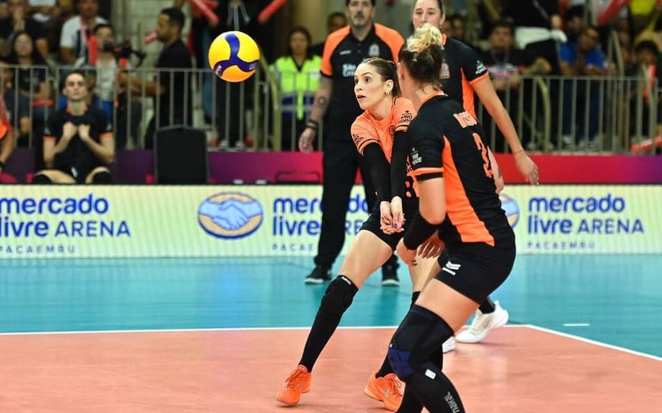 A líbero Camila Brait, durante a estreia do Osasco no Mundial de Clubes