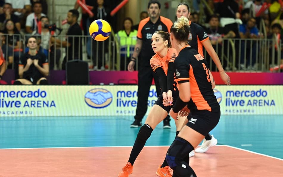 A líbero Camila Brait, durante a estreia do Osasco no Mundial de Clubes