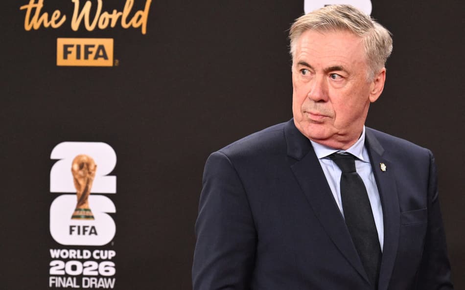 Carlo Ancelotti passa pelo tapete vermelho do Kennedy Center antes do sorteio da Copa do Mundo