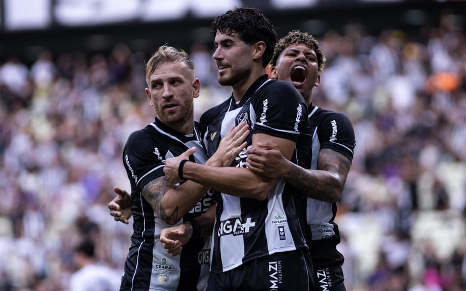 Jogadores do Ceará comemoram gol contra o Fluminense de Zubeldía no Brasileirão (Foto:Marcus Wernner/UAI FOTO/Gazeta Press)