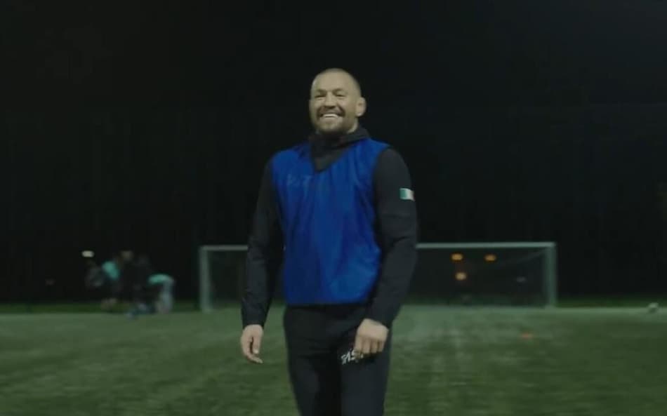 Connor McGregor em partida de futebol com amigos (Foto: Reprodução/ X)
