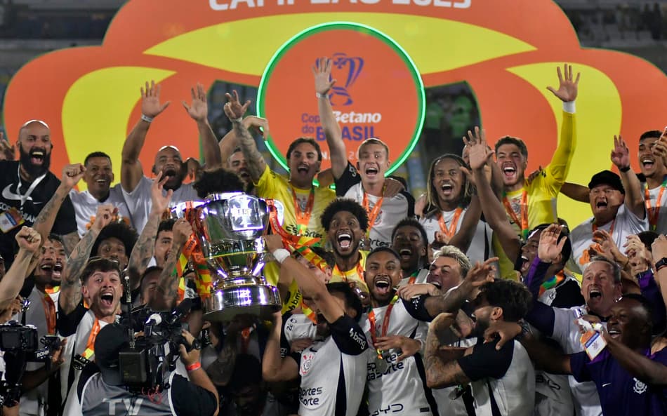 Corinthians levanta a taça de campeão da Copa do Brasil no Maracanã (Foto: Eduardo Carmim/Photo Premium/Gazeta Press)