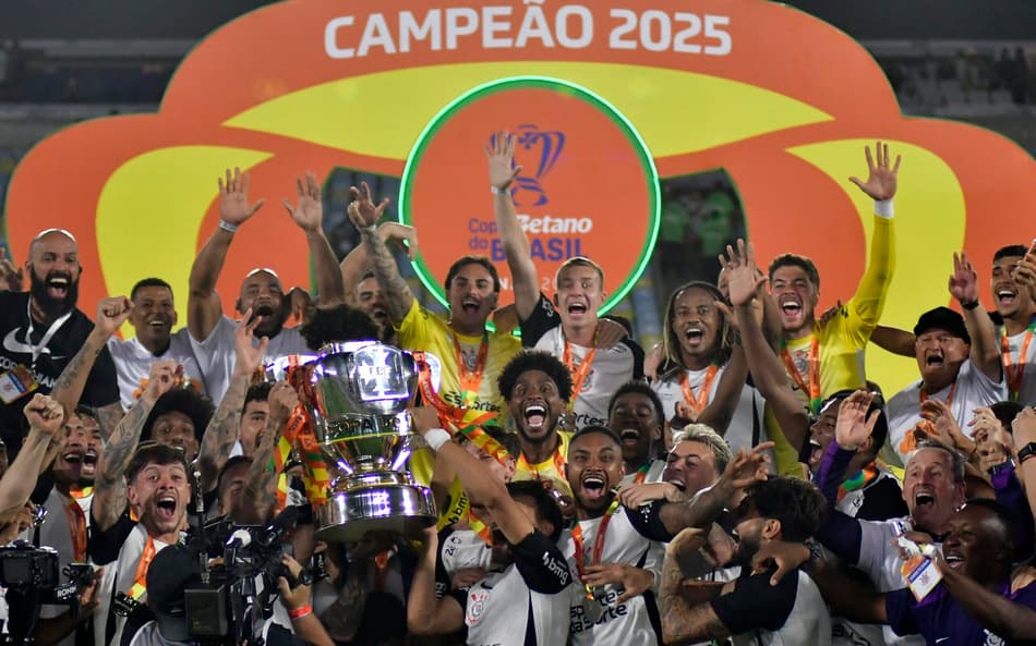 Corinthians levanta a taça de campeão da Copa do Brasil no Maracanã (Foto: Eduardo Carmim/Photo Premium/Gazeta Press)