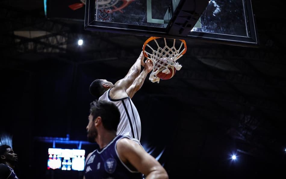 Corinthians sofre com defesa do Rio Claro, mas vence em casa pelo NBB