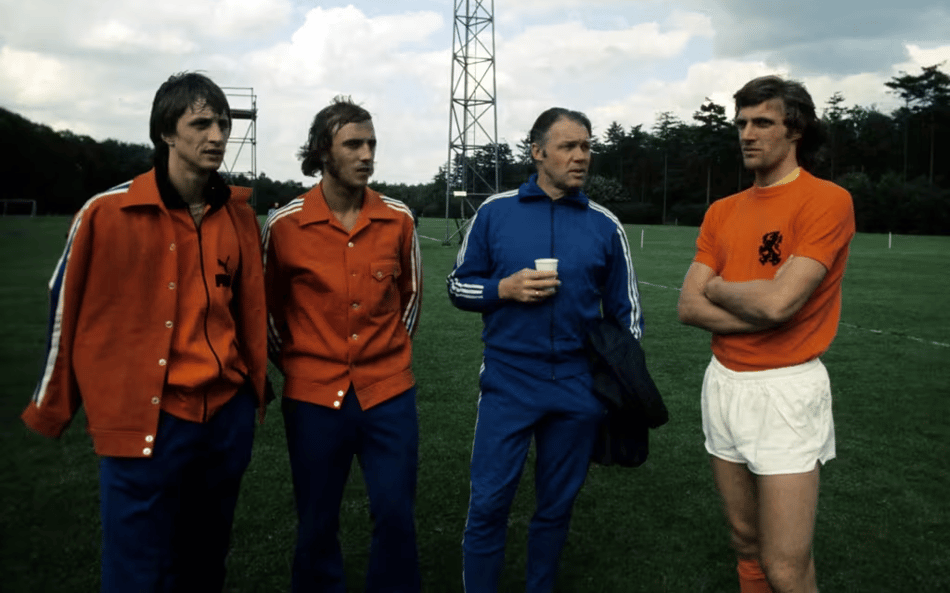 Holanda de 1974 tinha Cruyff, Neeskens e Ruud Krol; Rinus Michels (de azul) era o técnico
