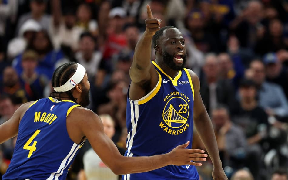 Draymond Green e Moses Moody em jogo entre Warriors e Grizzlies na NBA (Foto: Ezra Shaw/Getty Images/AFP)