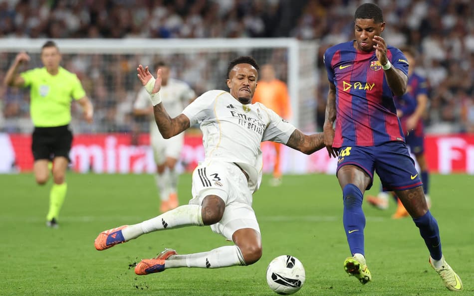 Éder Militão e Marcus Rashford em ação no duelo entre Real Madrid e Barcelona (Foto: Oscar DEL POZO / AFP)