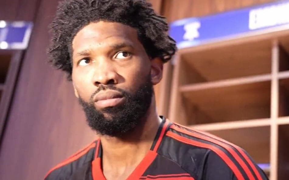 Astro da NBA usa camisa do Flamengo após título da Libertadores; veja o vídeo