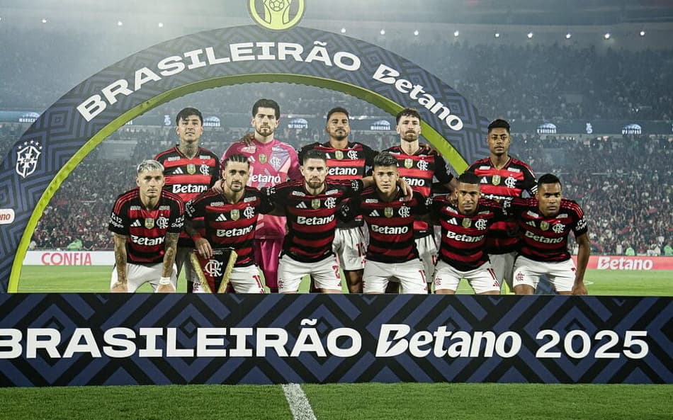 Filho de jogador do Flamengo se declara a rival ao vivo após título e atleta reage