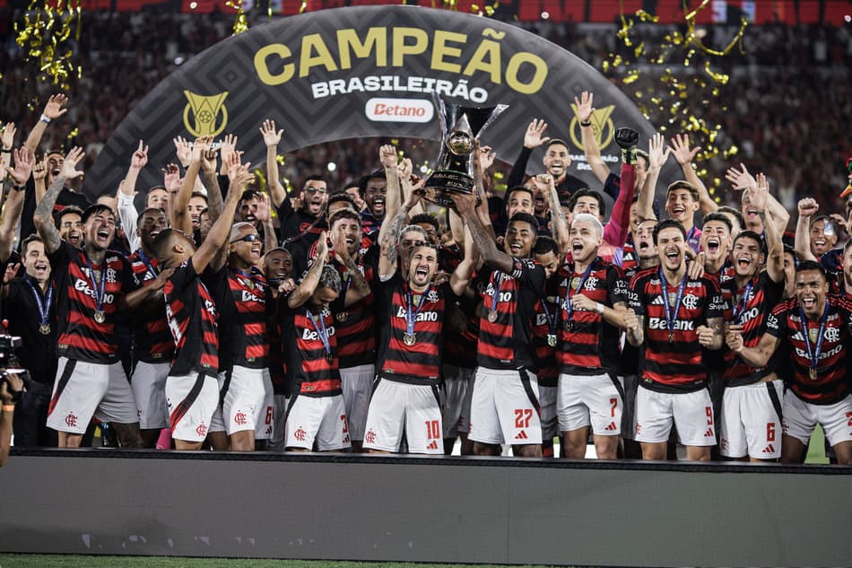 Flamengo levanta o troféu de campeão brasileiro (Foto: André Mourão / Lance!)