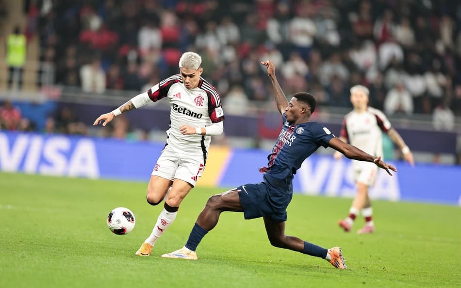 Jogadores de Flamengo e PSG disputam a bola na final da Copa Intercontinental