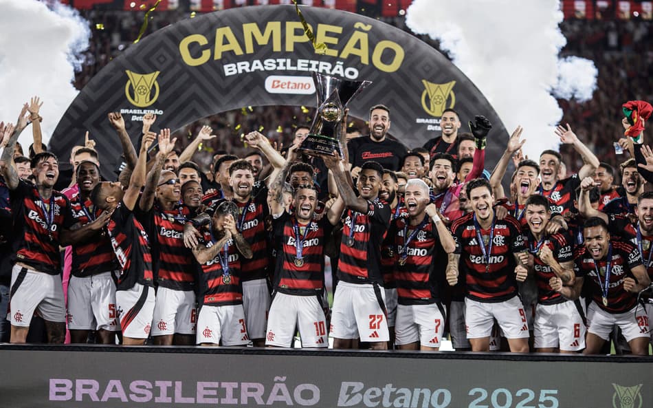 Flamengo levanta o troféu de campeão brasileiro de 2025 (Foto: Andre Mourao / Lance)