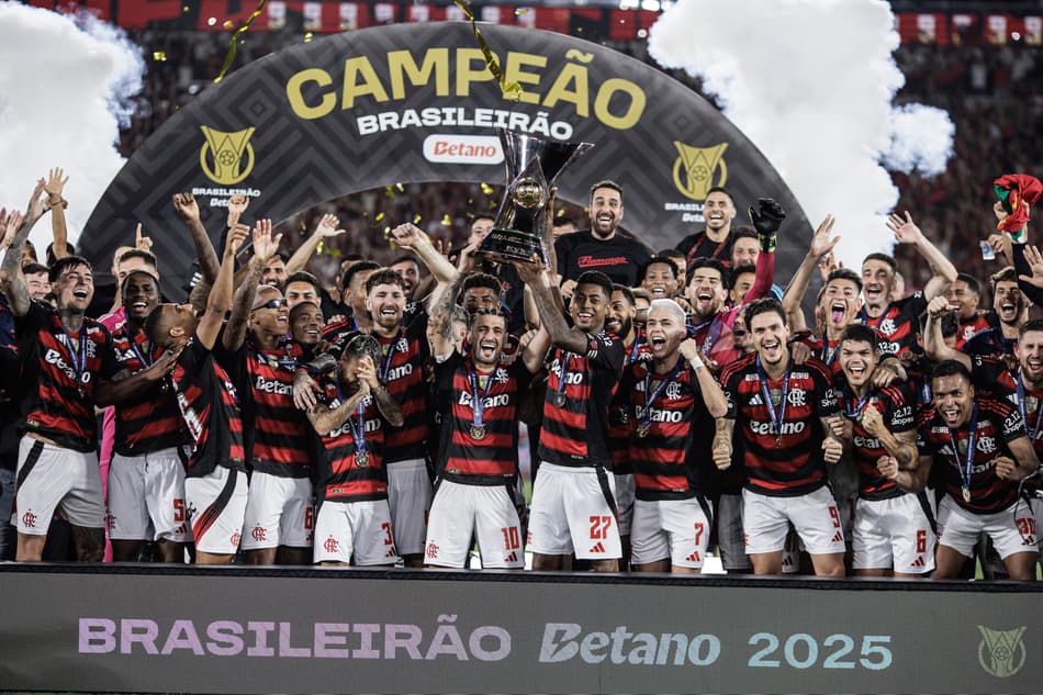 Flamengo levanta o troféu de campeão brasileiro de 2025 (Foto: Andre Mourao / Lance)