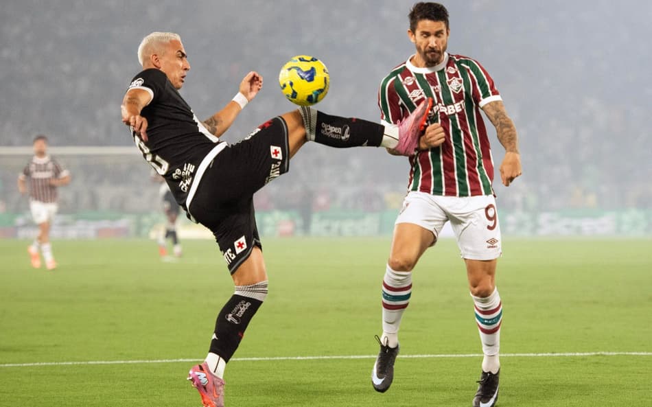Puma e Everaldo dipsutam a bola no jogo entre Fluminense e Vasco pela Copa do Brasil