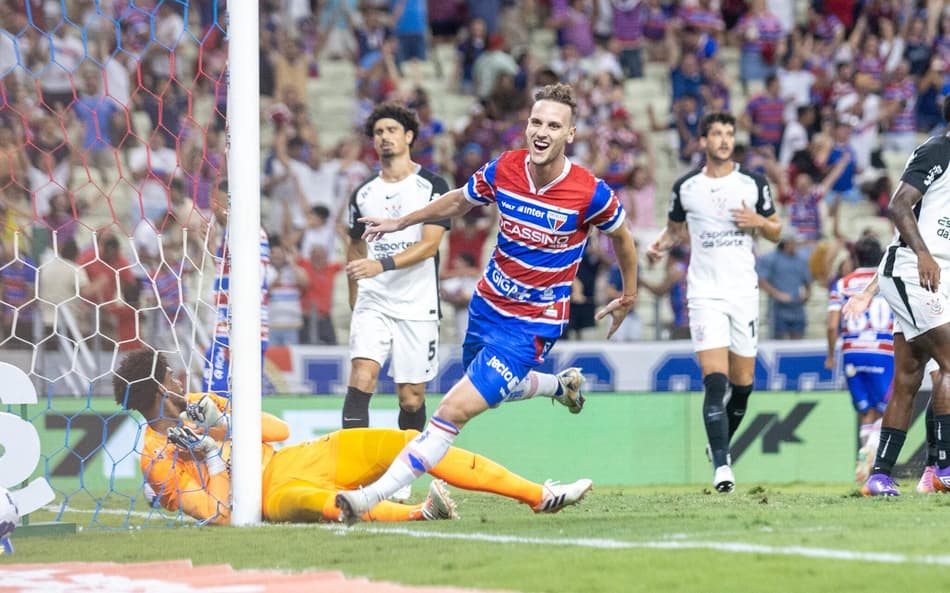 Pochettino comemora gol do Fortaleza diante do Corinthians (Lucas Emanuel/ Agif/Gazeta Press)