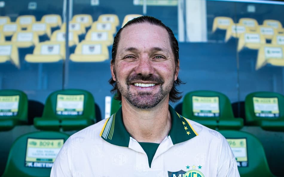 Xuxa, ídolo do Mirassol, posou com a camisa especial do centenário