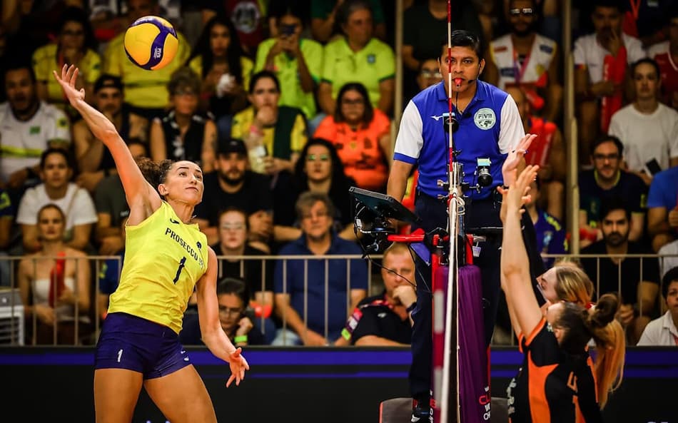 Gabi Guimarães vai à final do Mundial sob olhar da mãe: 'quem mais me apoiou'