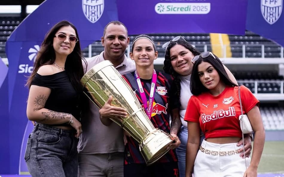 Gaby Santos e família no título do Bragantino. (Foto: García/Divulgação)