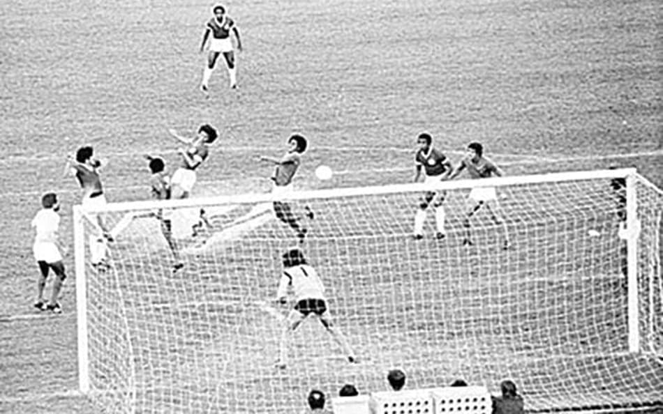 Internacional 1x0 Cruzeiro - Brasileirão 1975. Gol iluminado Foto: Museu do SC Internacional