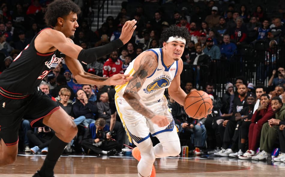 Gui Santos, do Golden State Warriors, em ação contra o Phidelphia 76ers na NBA (Foto: David Dow/NBAE via Getty Images/AFP)