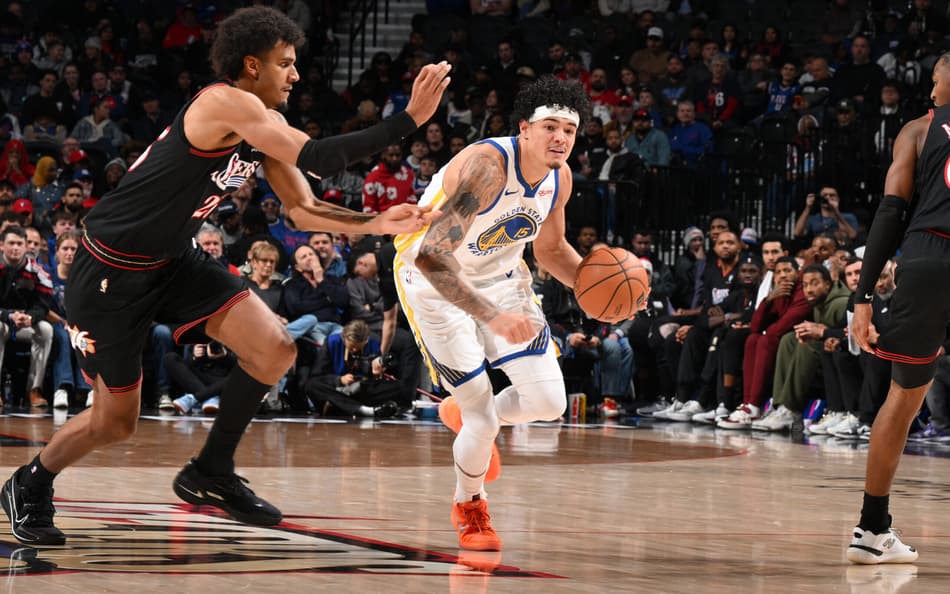Gui Santos, do Golden State Warriors, em ação contra o Phidelphia 76ers na NBA (Foto: David Dow/NBAE via Getty Images/AFP)